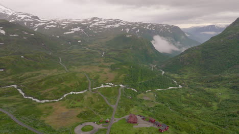 Kameraschwenk-über-Die-Wunderschöne-Norwegische-Landschaft-Mit-Bergen