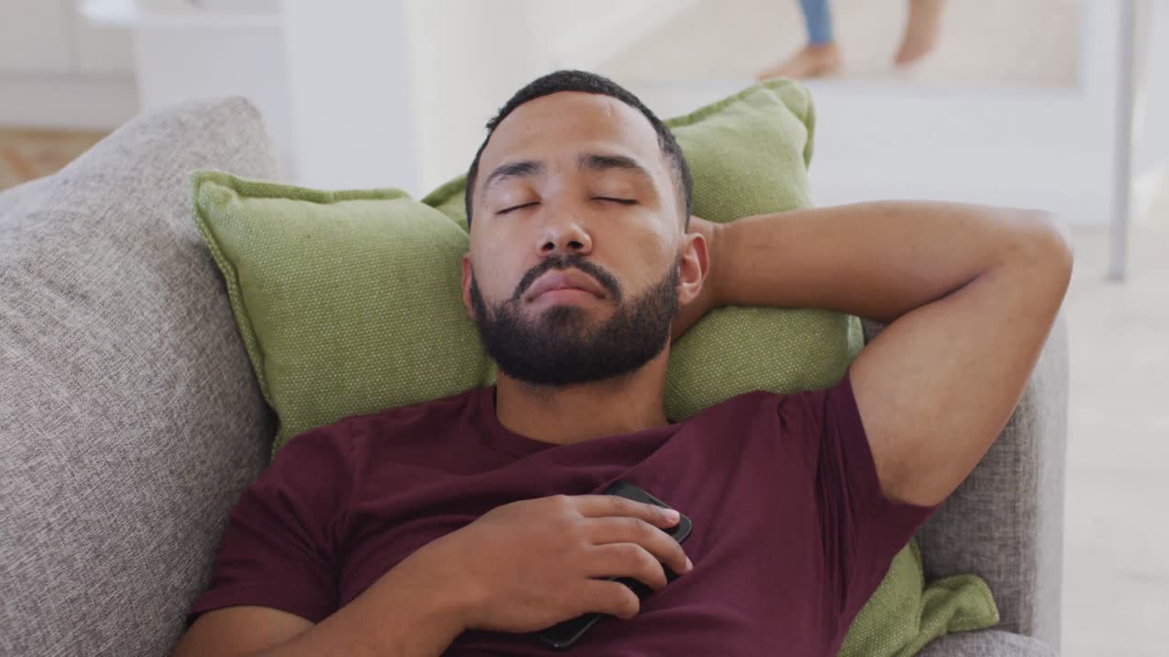 Uomo che dorme sul divano a casa