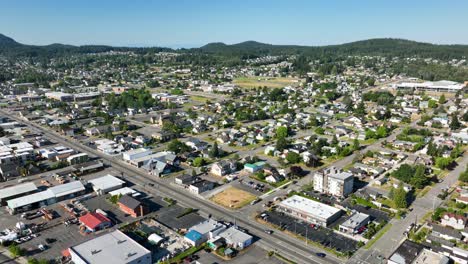 Luftaufnahme-Weg-Vom-Stadtteil-Anacortes-Und-In-Richtung-Industriegebiet