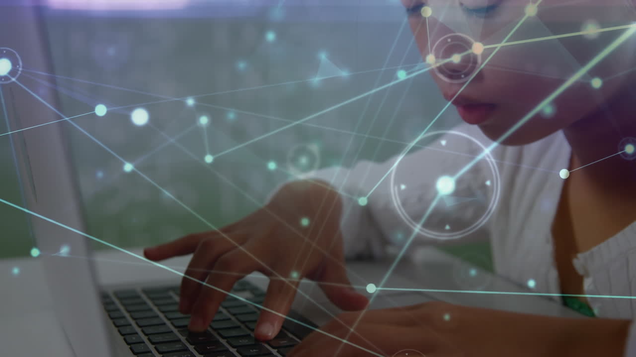 red de conexiones contra una chica asiática que usa una computadora portátil en la escuela