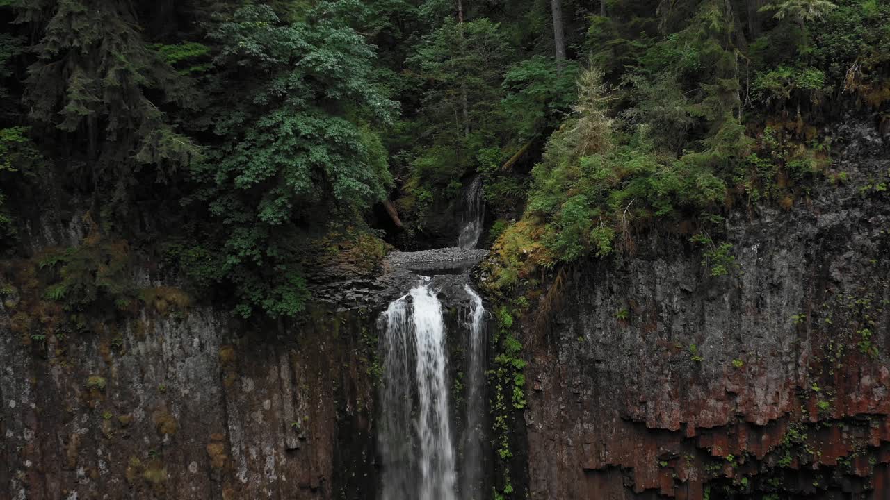 tiro cinematográfico de una serie de cascadas en las montañas de canadá desde la vista de un avión no tripulado