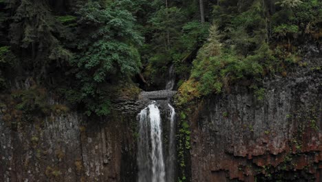 Filmische-Durchziehaufnahme-Einer-Reihe-Von-Wasserfällen-In-Den-Bergen-Kanadas-Aus-Der-Sicht-Einer-Drohne