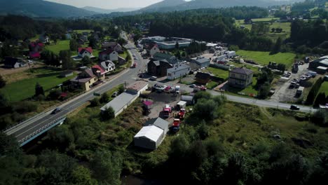 4K-Luftaufnahme-Von-Feuerwehrautos,-Die-An-Einem-Sonnigen-Tag-Auf-Dem-Land-Reagieren