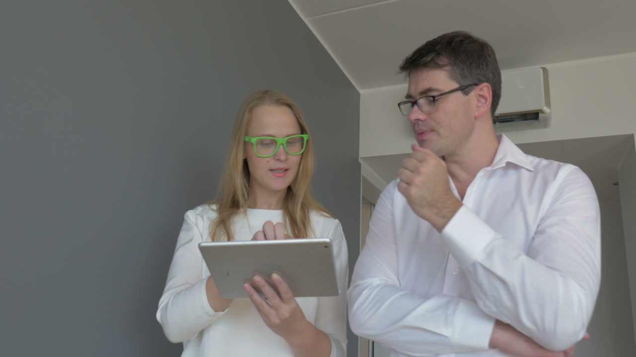 trabajadores de oficina discutiendo negocios y usando tabletas