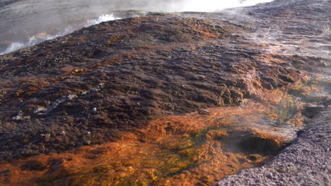 Agua-Hidrotermal,-Salida-Del-Géiser-En-El-Parque-Nacional-De-Yellowstone,-Primer-Plano,-Fotograma-Completo