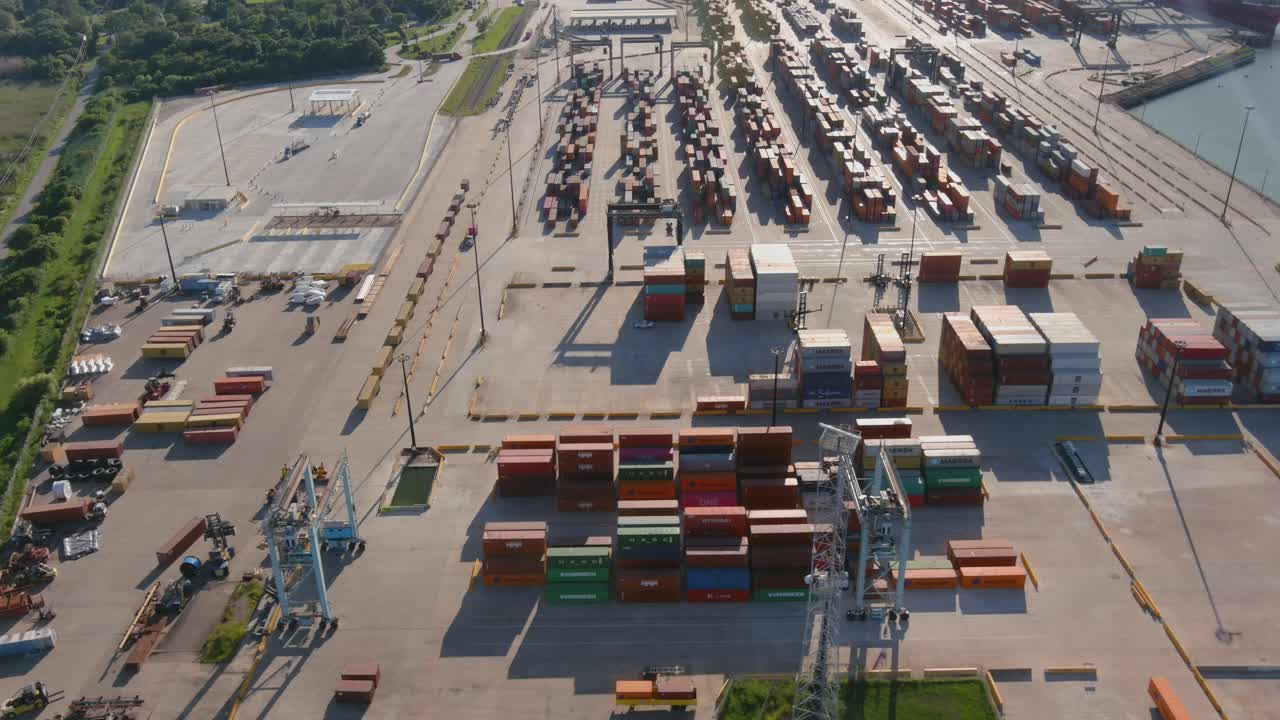 toma aérea de establecimiento de gran puerto de envío en la porte, texas