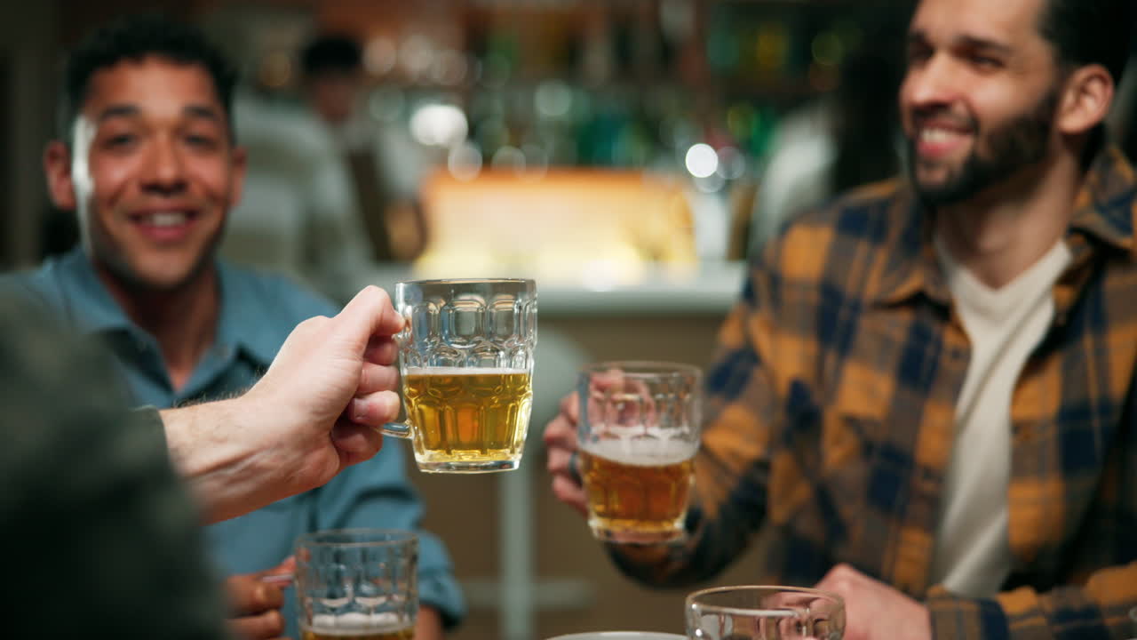 Amici che brindano con la birra in un bar