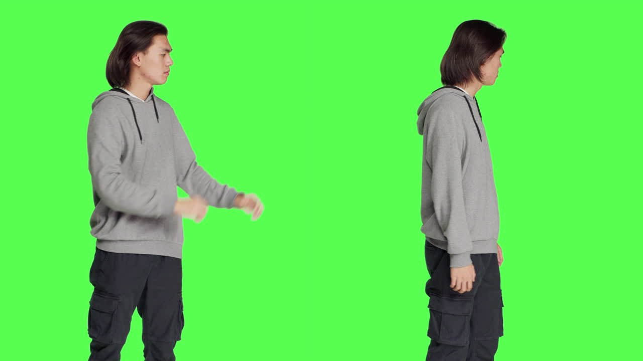 남자는 물체를 으로 밀어 넣으려고 합니다.