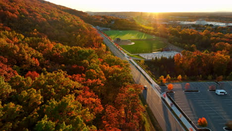 Schönes-Herbstlaub-Im-Wald-Bei-Sonnenuntergang