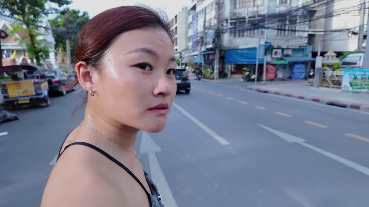 도시 거리에서  ⁇ 고 있는 여자