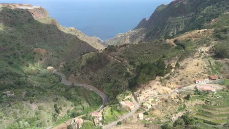 Luftaufnahme-Der-Kanarischen-Insel-Gomera,-Spanien,-Drohnenflug-über-Dem-Ländlichen-Komplex-Mit-Bento-Stroh