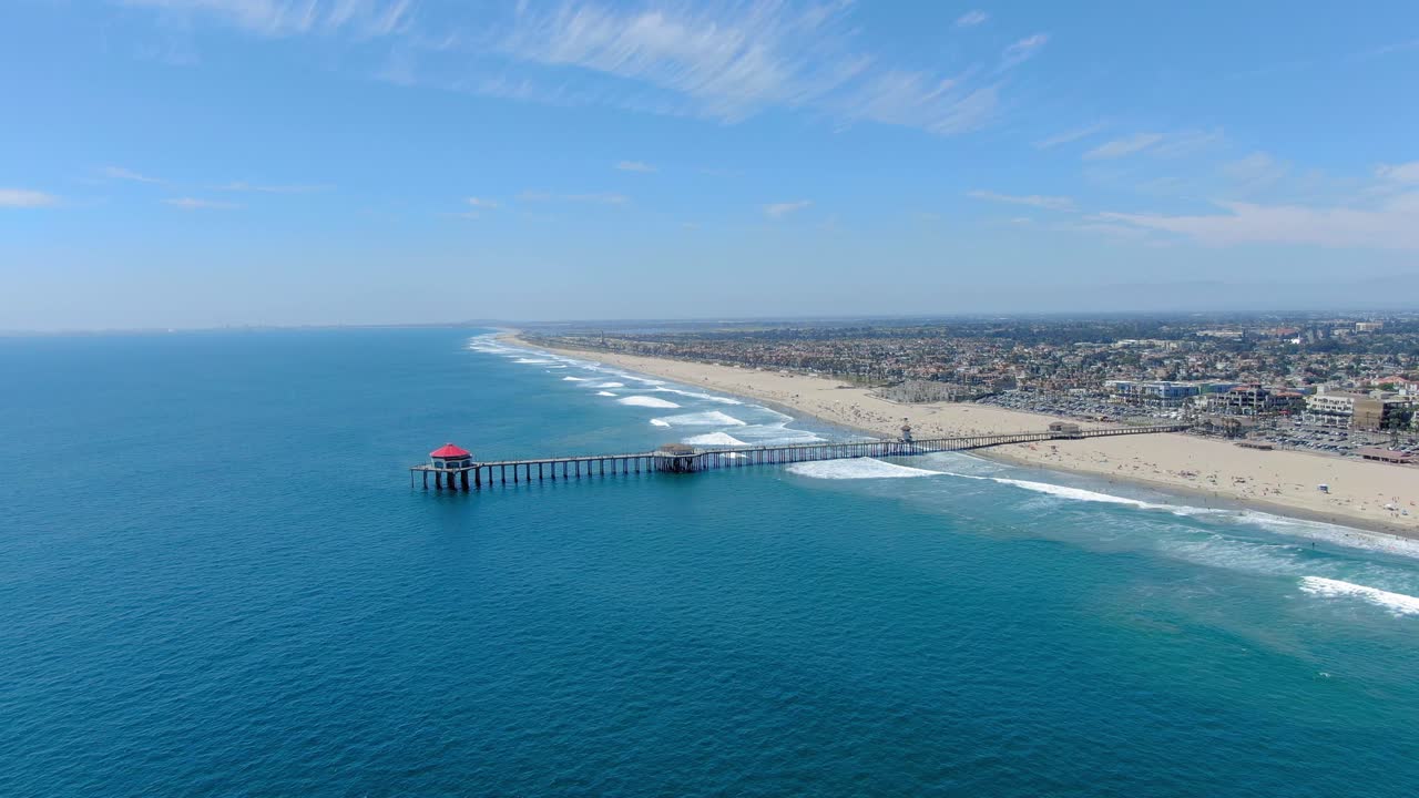 왼쪽으로 이동하는 헌팅턴 비치 부두