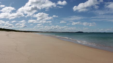 Playa-De-Huskisson-En-Medio-De-La-Bahía-De-Jervis-Australia-Vacía-En-Un-Día-Soleado-Y-Nublado,-Disparo-Cerrado