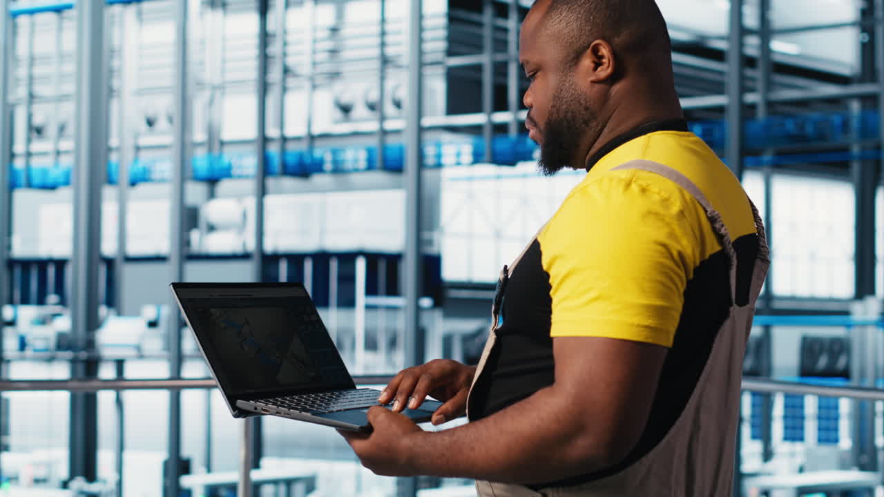 el ingeniero de la fábrica inteligente diseña máquinas robóticas usando el software cad de la computadora portátil