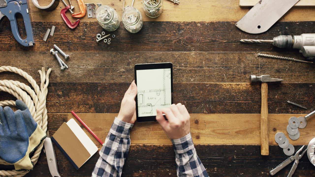 vista superior artesano artesano usando tecnología de tableta de pantalla táctil taller de pantalla táctil desde arriba - dragón épico rojo