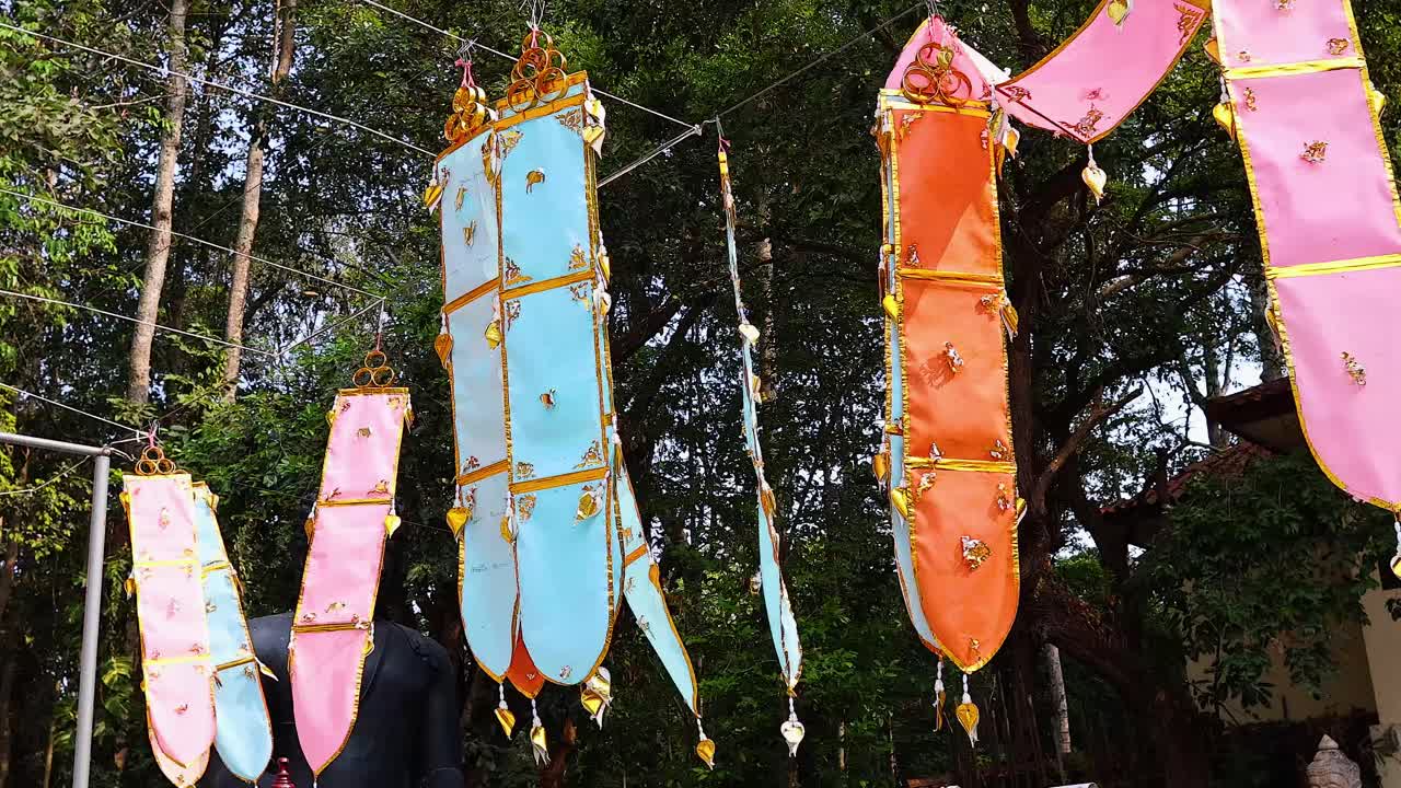 바람에 흔들리는 다채로운 등불