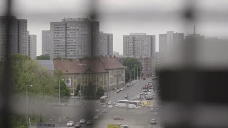 cámara lenta: viejos bloques de apartamentos de berlín disparados a través de celosía, alemania