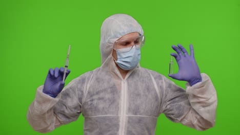 médico en traje de ppe con ampolla de vacuna, jeringa en las manos ofreciendo vacunación contra el coronavirus