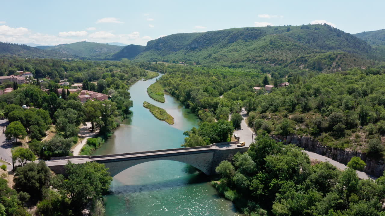Bellissimo fiume Verdon con un ponte di pietra, Gréoux-les-Bains, ripresa aerea soleggiata.