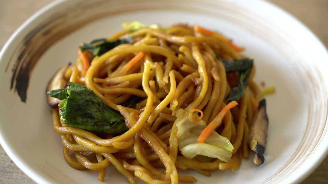 닭고기와 함께 볶은 야키소바 국수