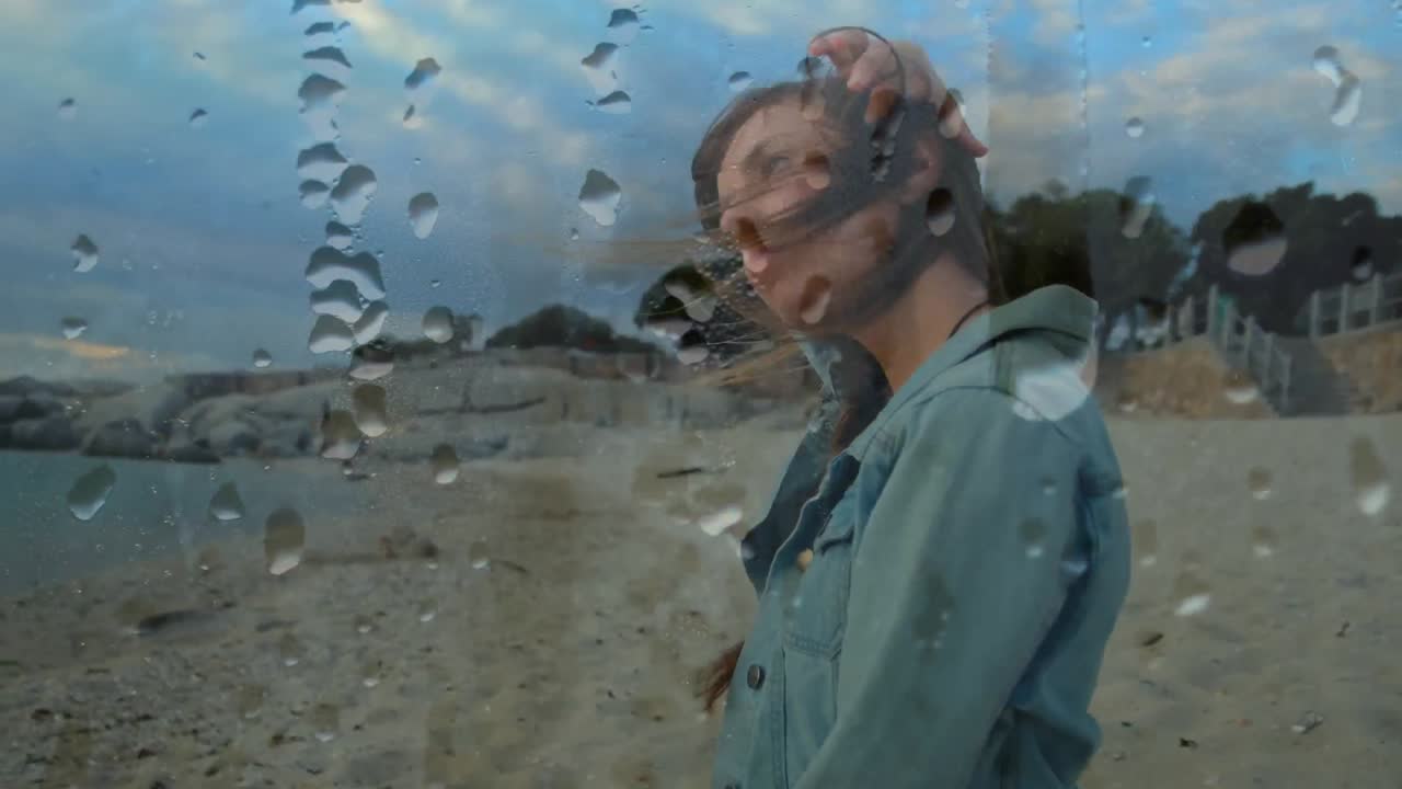 mujer sentada en la playa