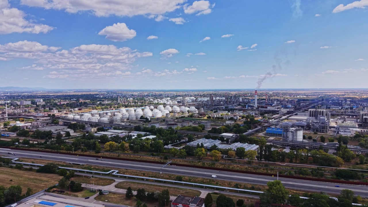 Sito di produzione di benzina con serbatoi di stoccaggio in un'area industriale