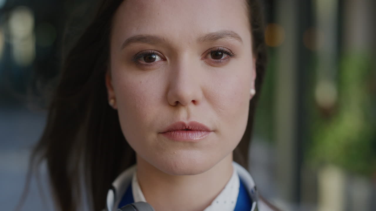 retrato de cerca joven hermosa mujer de negocios mirando pensativa viento soplando el cabello cámara lenta bonita mujer caucásica saludable cuidado de la piel impecable