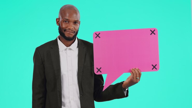 Uomo di colore che indica una nuvoletta di dialogo