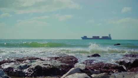 Naturaleza-Mar-Océano-Orilla-Piedras-Rocas-Olas-Olas-Choque-Soleado-Luz-Del-Día-Portugal-Barco-Barco-Petrolero-Petrolero-Tiro-Constante-4k