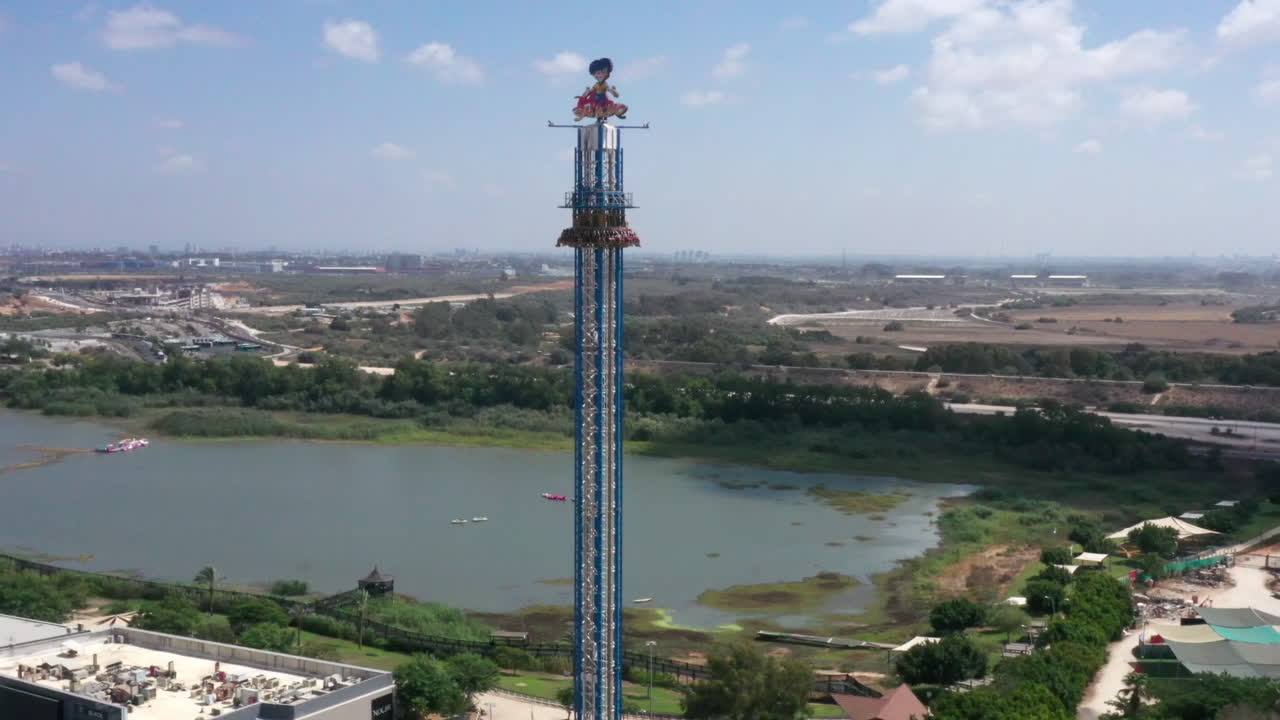 Drop tower in an amusement park