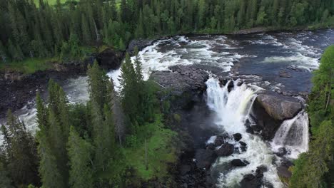 La-Cascada-Ristafallet-En-La-Parte-Occidental-De-Jamtland-Está-Catalogada-Como-Una-De-Las-Cascadas-Más-Hermosas-De-Suecia.