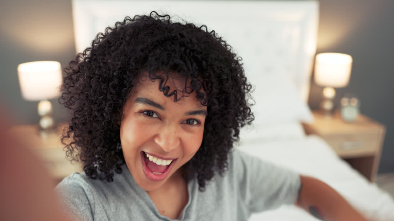 influencer, vlog y videollamada con una mujer