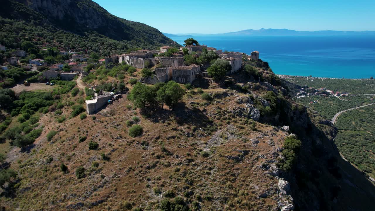 torres de piedra de la aldea albanesa con vistas impresionantes sobre el mar jónico: muros de piedra medievales en medio de hermosos olivares