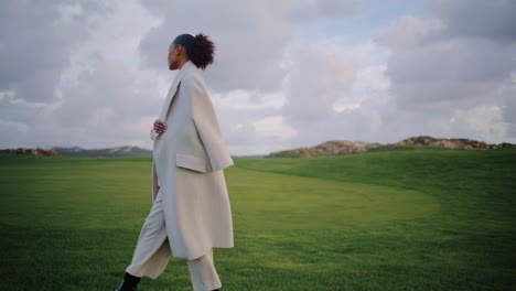 Afroamericano-Caminando-Por-El-Campo-De-Hierba-Verde-En-Un-Día-Nublado.-Modelo-Sereno-Admirando