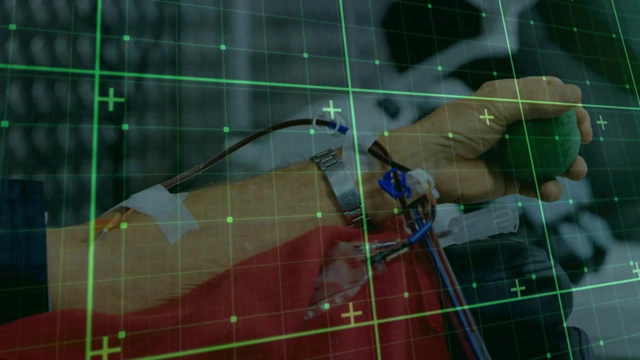 Uomo anziano che dona il sangue stringendo una palla verde, con l'ago collegato e una griglia medica verde sovrapposta.