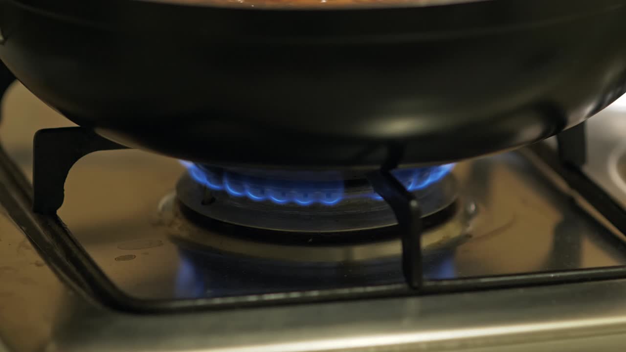 가스 렌지의 프라이팬에 파스타 볼로네제 요리하기