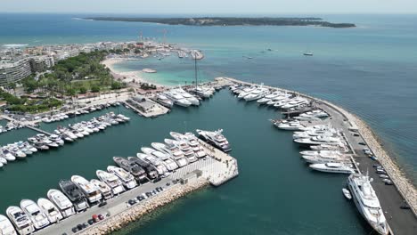 Schwenkende-Yachten-Aus-Der-Luft-Vor-Anker-In-Cannes,-Frankreich