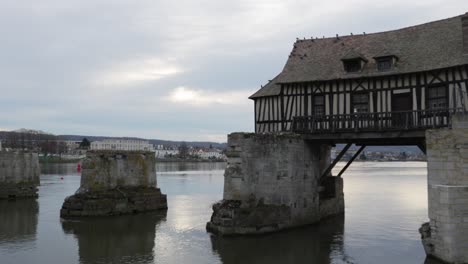 vue statique à la main de la maison construite sur des poutres de soutien en béton en france