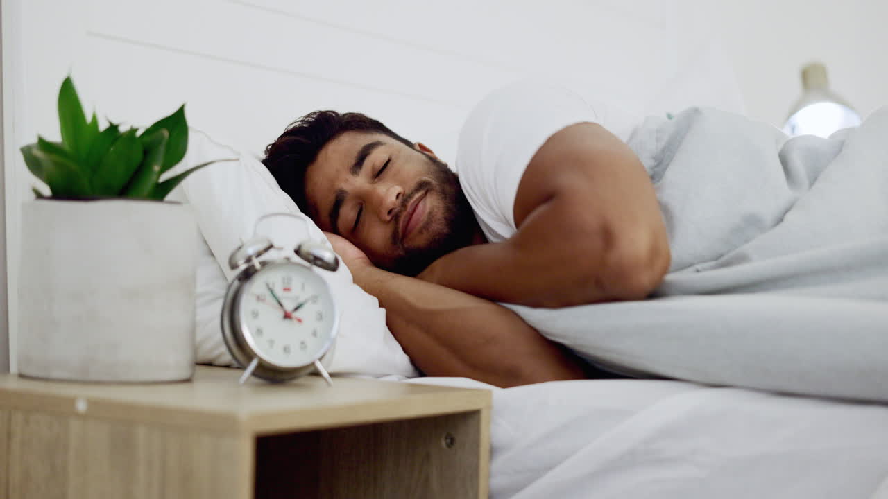 Uomo, insonnia e stanchezza in camera da letto, frustrato