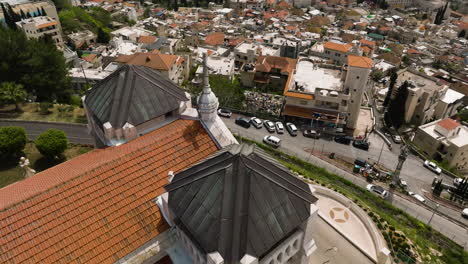 Vista-Superior-De-La-Iglesia-Neogótica-De-La-Basílica-De-Jesús-El-Adolescente-En-Nazaret,-Israel