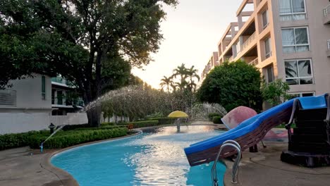 persona que se desliza en una piscina al atardecer
