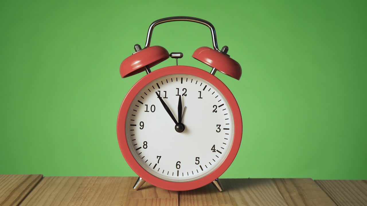 12시에 울리는 자연 나무 테이블에 은 레드 알람 시계.