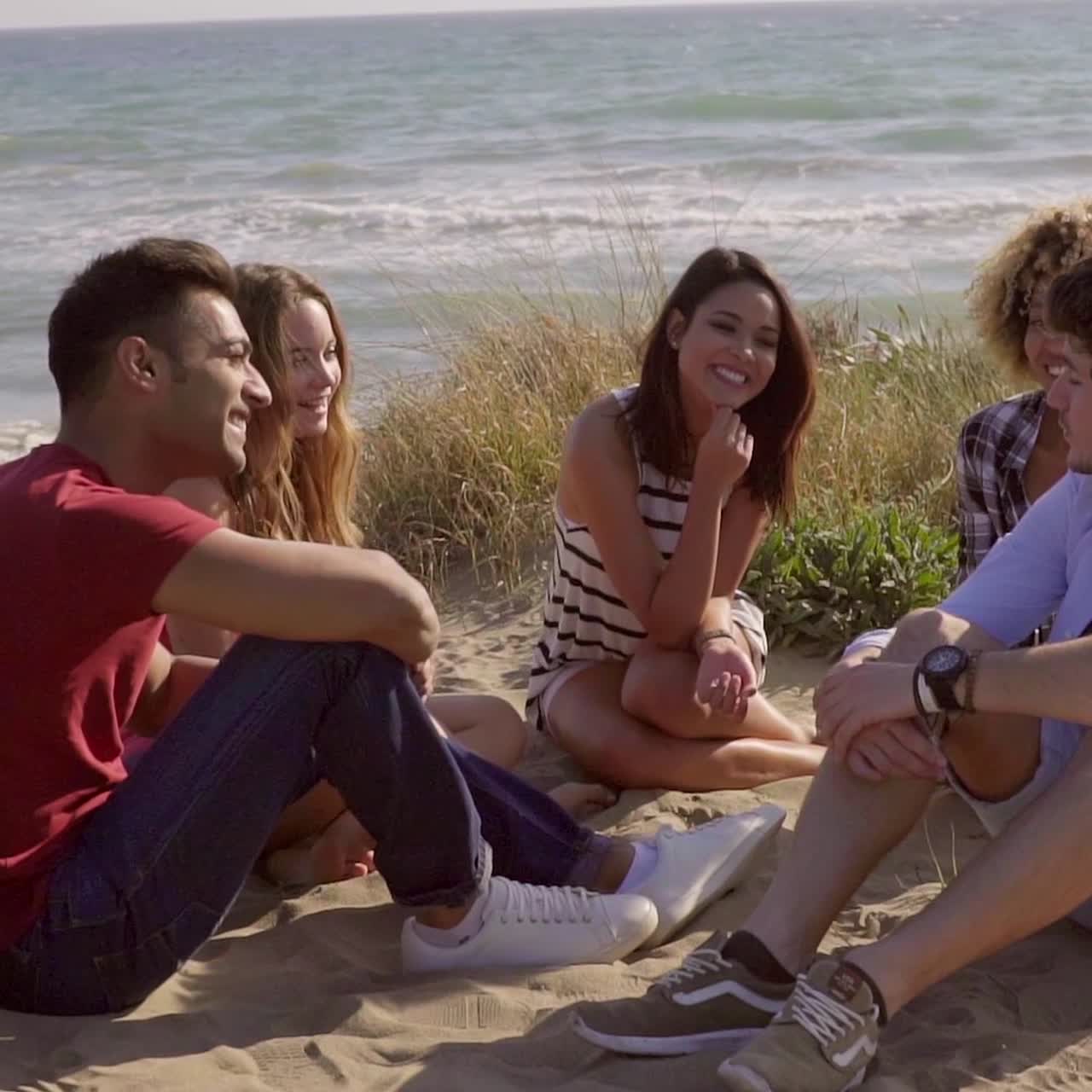 Amici che conversano animatamente