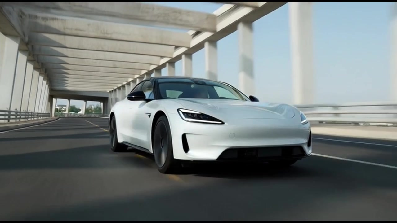 Carro Elétrico Branco Dirigindo em Ponte Moderna