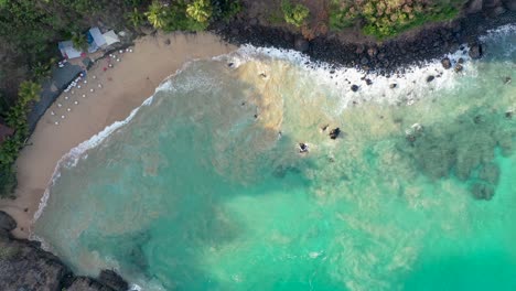 vista desde un avión no tripulado de la playa del archipiélago de fernando de noronha, brasil