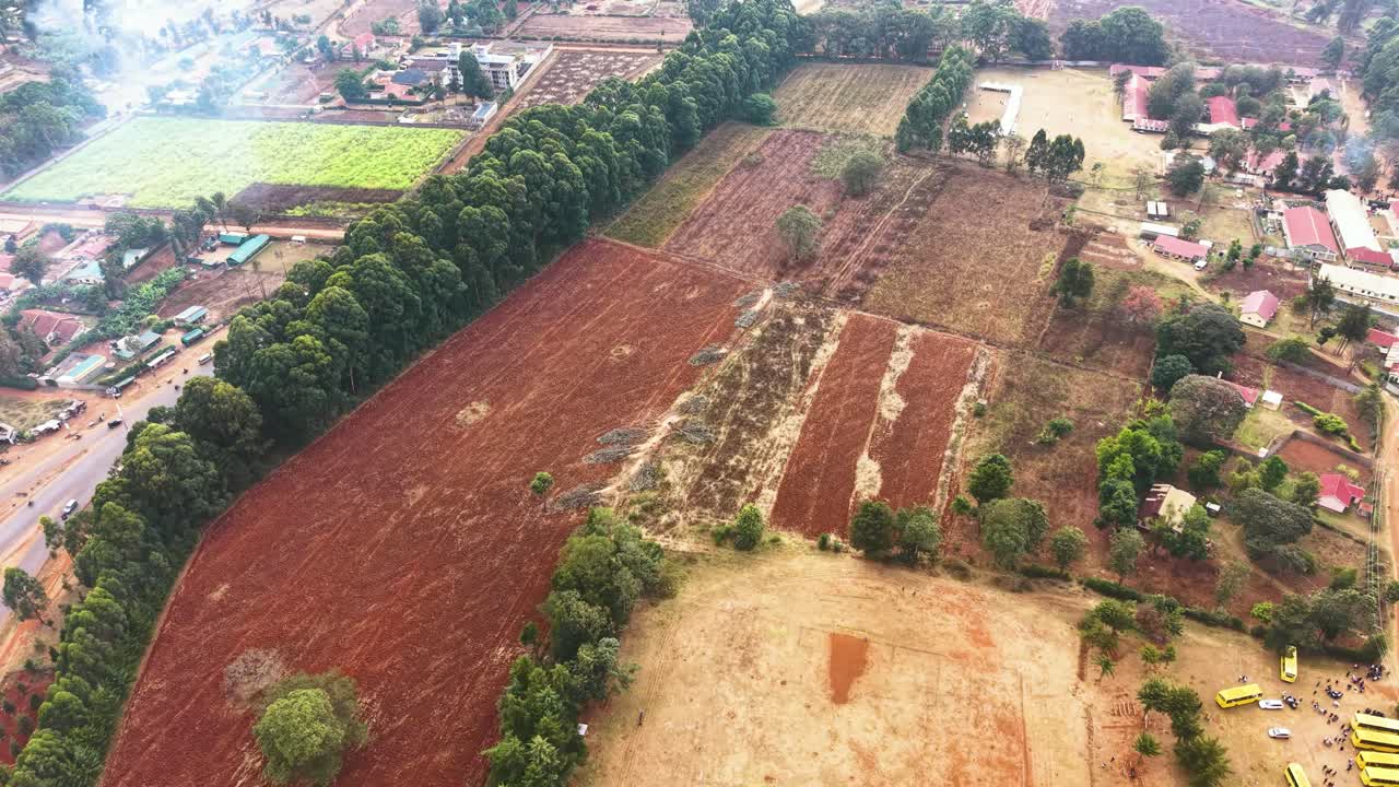 Jalan pedesaan Kenya. Jalan-jalan Kenya dengan teknologi modern. Persimpangan jalan di Kenya.