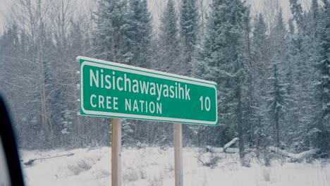 지방 녹색 하 고속도로 마커 표지판은 nisichawashishk cree nation (ncn) 인디언 원주민 원주민 1인민 보호 구역의 북부 마니토바 토프슨 (thompson) 토지를 표시합니다.