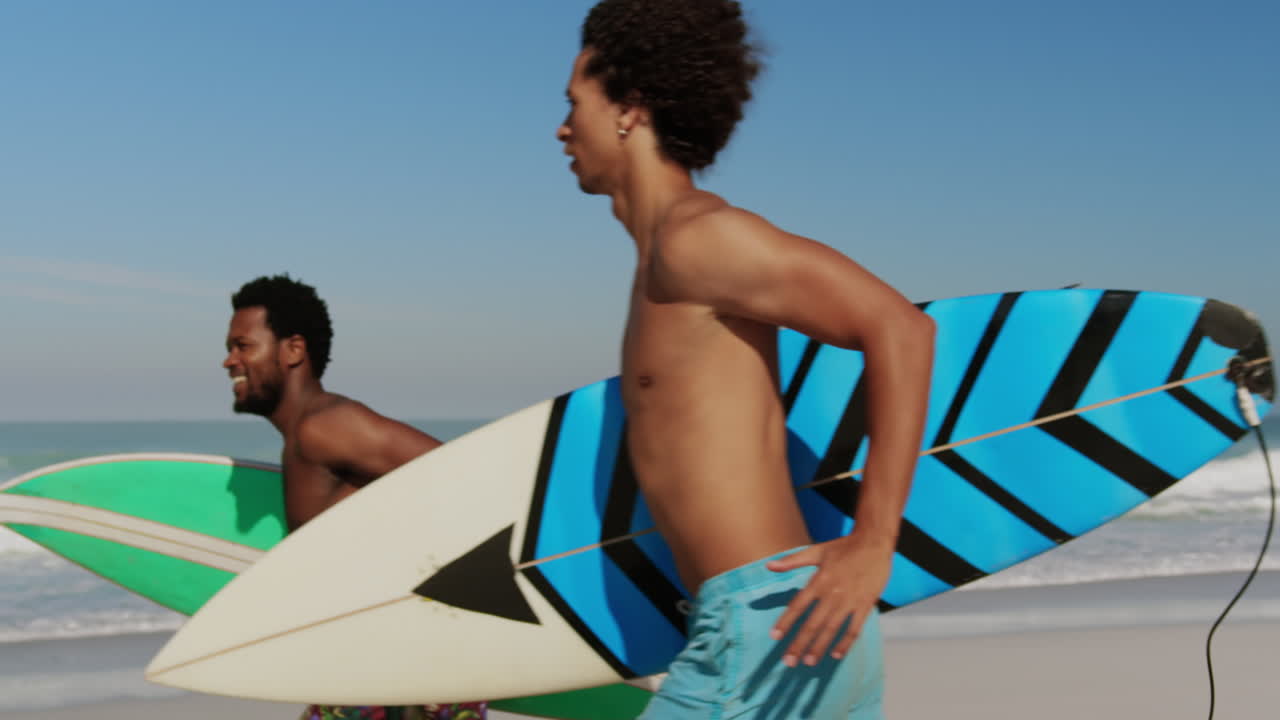 amigos jóvenes corriendo con tabla de surf 4k