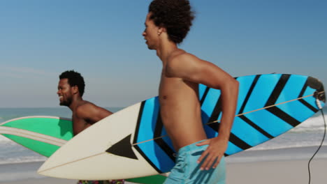 young friends running with surfboard 4k