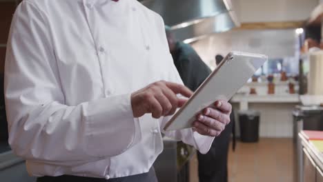 Koch-Benutzt-Ein-Touchpad-In-Der-Küche